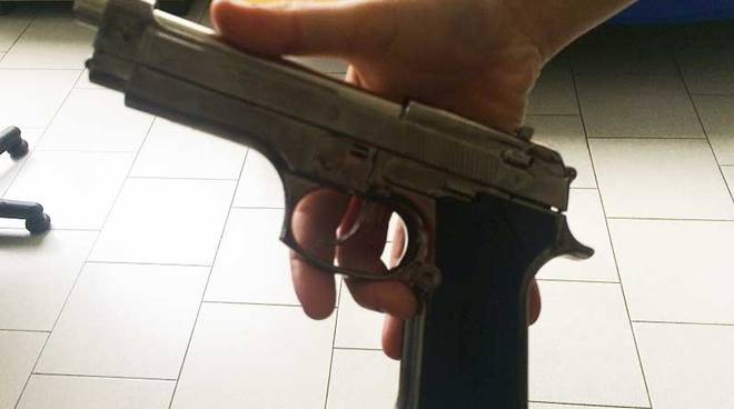 Pistola - accendino in auto, 49enne finisce nei guai 