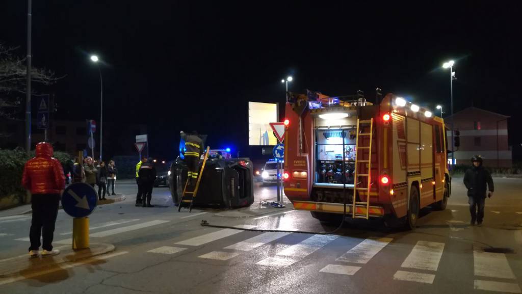 Incidente rotonda via XXI Aprile