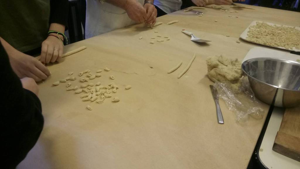 A lezione di pisarei, studenti ospiti dell’Accademia della cucina piacentina