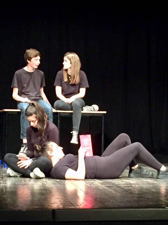 Una vita all'istante, spettacolo teatrale del liceo Colombini