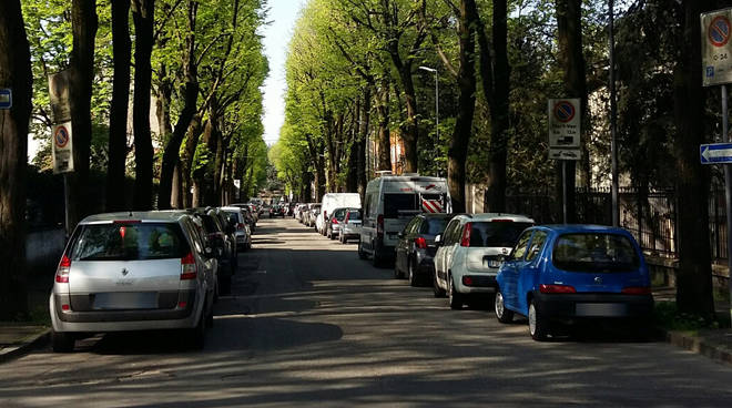 Il parcheggio selvaggio in via Vitali