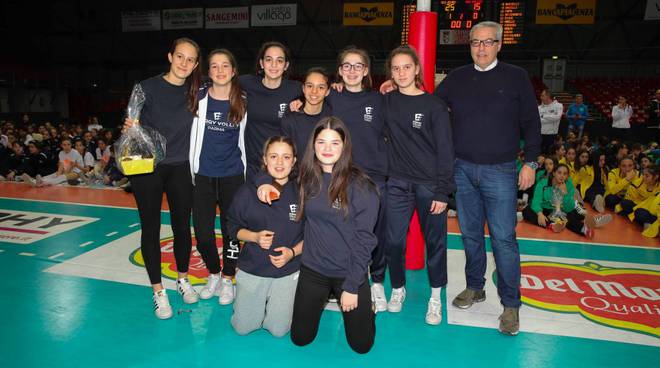 Il presidente Beccari impegnato nelle premiazioni della scorsa edizione del torneo Starvolley