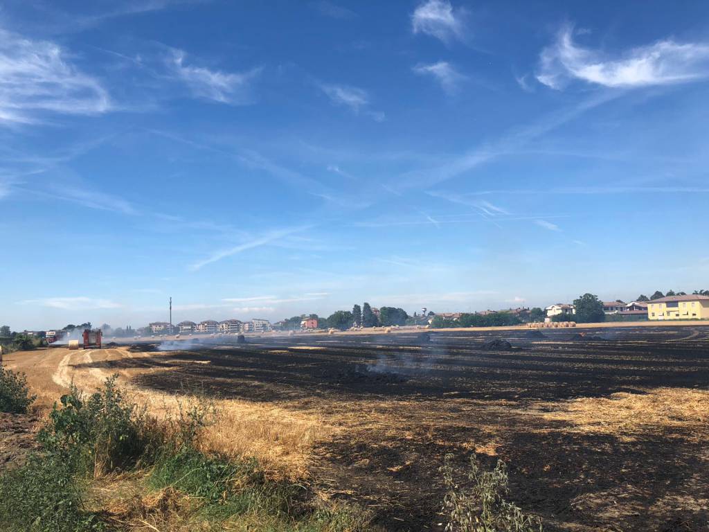 Incendio nei campi a San Nicolò