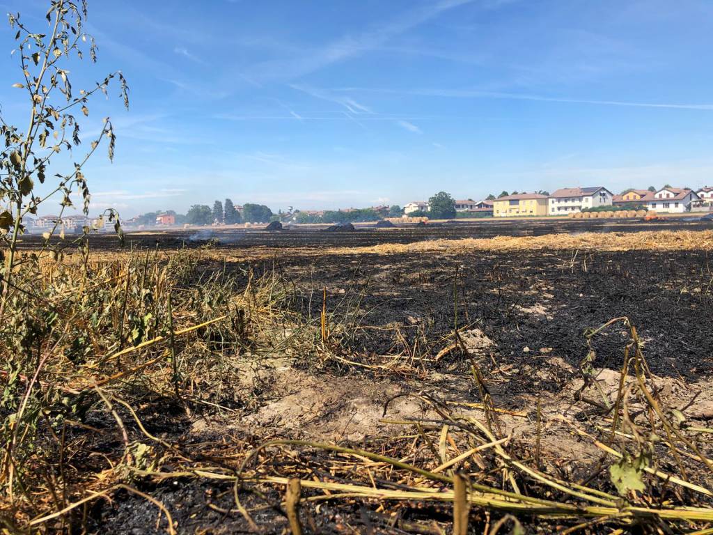 Incendio nei campi a San Nicolò