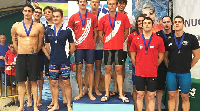 La staffetta della Vittorino che ha vinto l'oro nella 4 x 100 stile libero