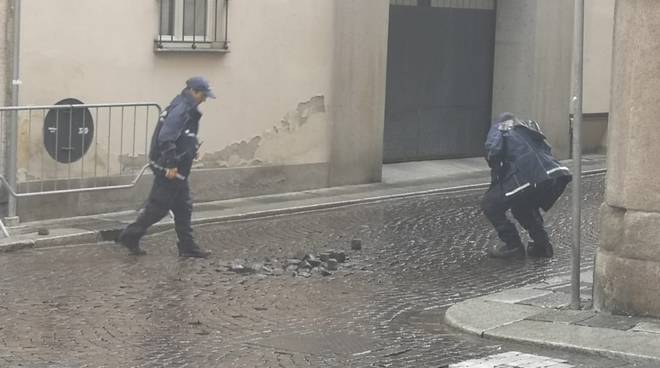 Montagna di cubetti di porfido in via Romagnosi