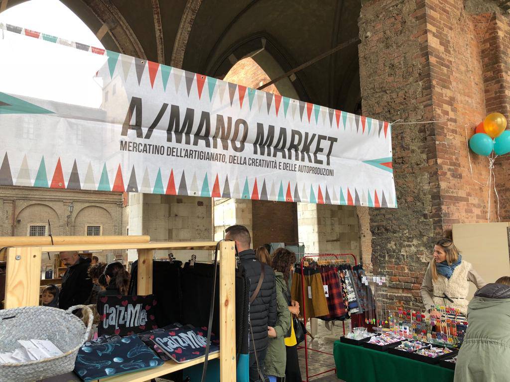 A Mano Market sotto i portici del Gotico