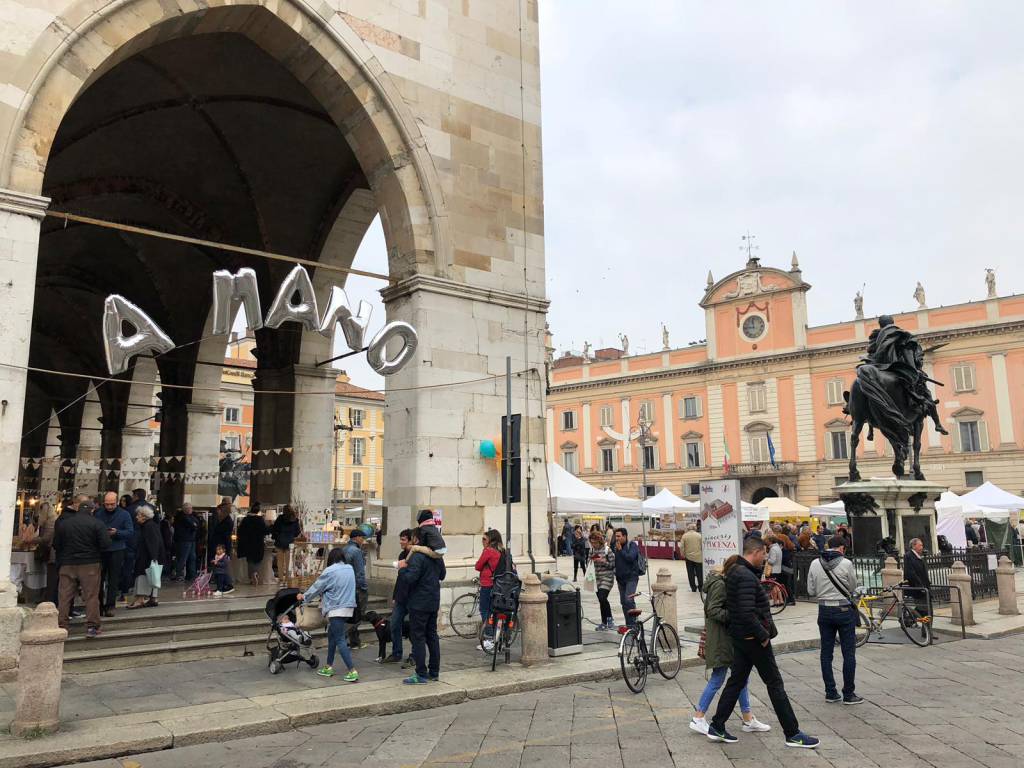 A Mano Market sotto i portici del Gotico