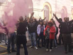 I manifestanti fuori dal tribunale di Piacenza