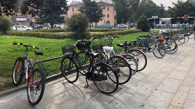 rastrelliere per le bici in piazzale Marconi