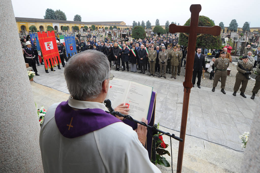 Ricorrenza dei Defunti, la cerimonia al cimitero