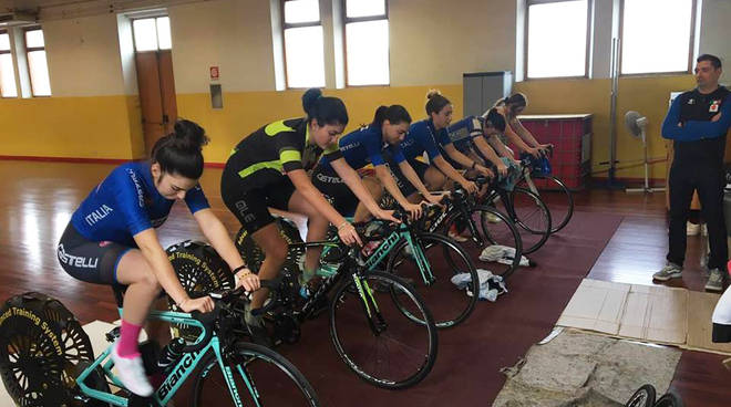 Sofia Collinelli (VO2 Team Pink) – terza da destra – in allenamento con la nazionale a Fiorenzuola