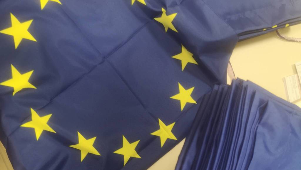 Il Pd distribuisce la bandiera europea
