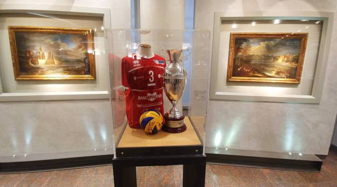 La Coppa Italia esposta alla Banca di Piacenza