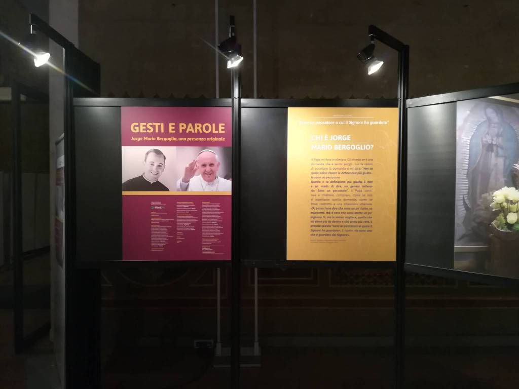 Mostra “Gesti e parole. Jorge Mario Bergoglio, una presenza originale” a Palazzo Gotico