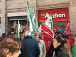 Protesta davanti Auchan