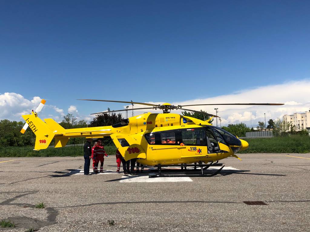 'eliambulanza alla piazzola dell'elisoccorso a Piacenza in zona Galleana