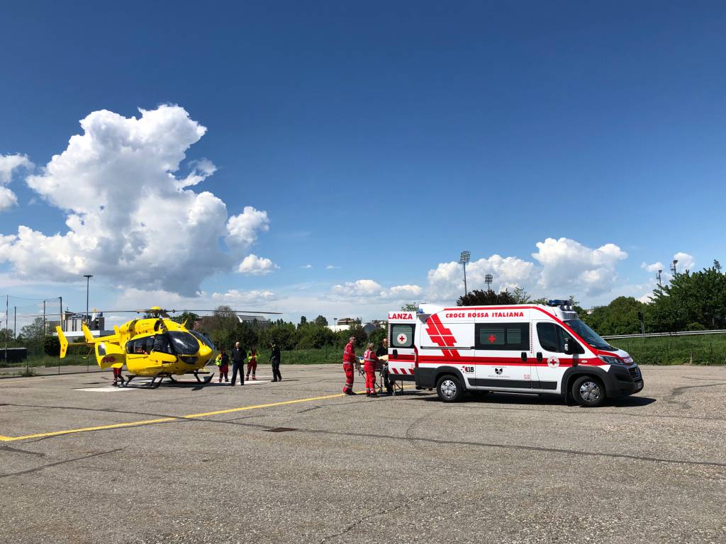 l'eliambulanza alla piazzola dell'elisoccorso a Piacenza in zona Galleana