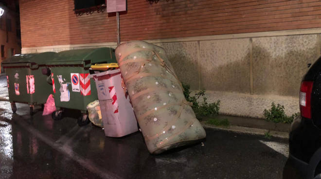 Il materasso abbandonato in via Maddalena