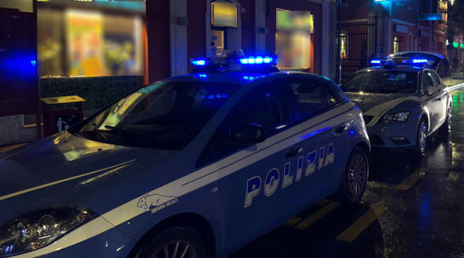 Le volanti della polizia in via Colombo