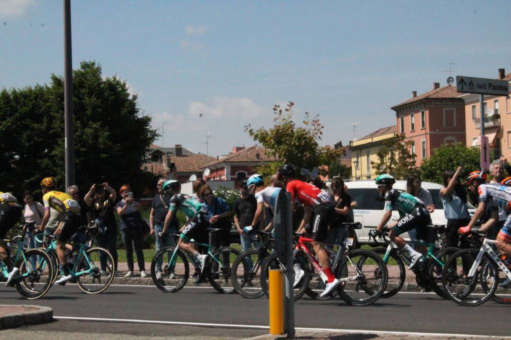 Passa il Giro d'Italia a Piacenza, la carovana