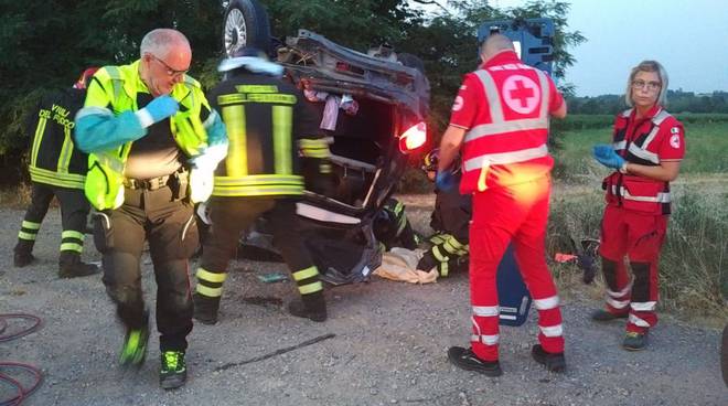 Auto ribaltata a Castelnuovo