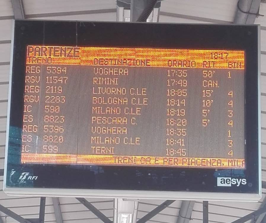 tabellone treni ritardi