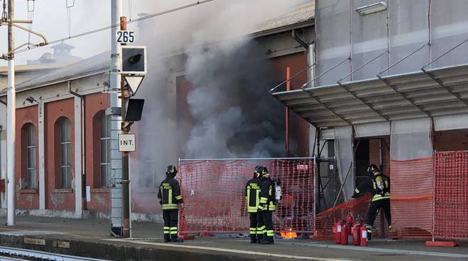 vigili del fuoco in stazione 