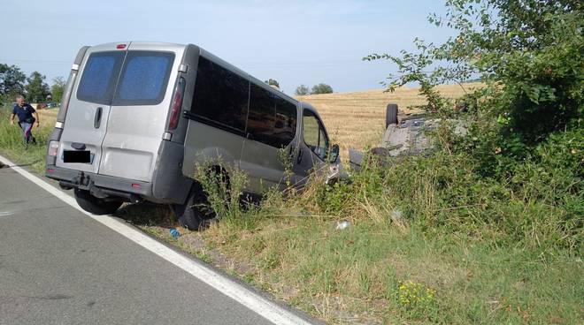 incidente Piozzano auto ribaltata