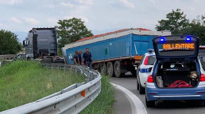 camion di pomodori rotonda della Galleana