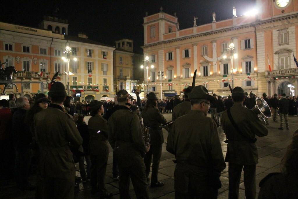 La notte delle fanfare al raduno degli alpini