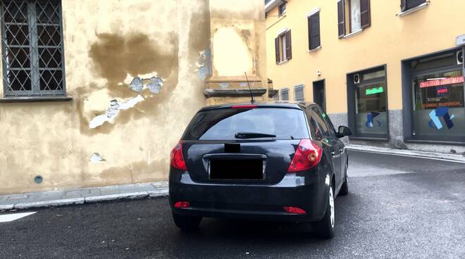 Parcheggio selvaggio in via Neve/via Scalabrini