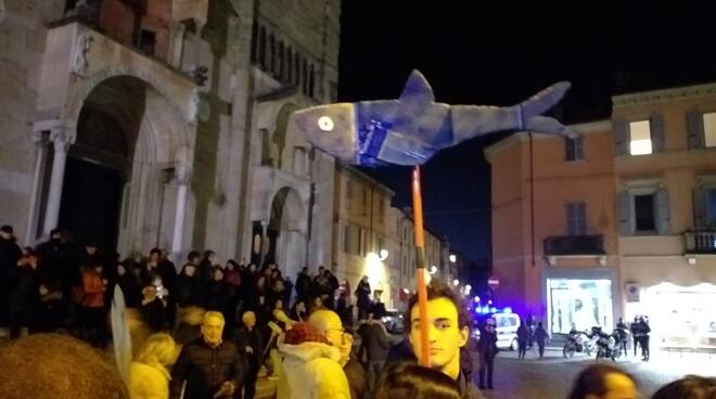 Le sardine in piazza Duomo a Piacenza