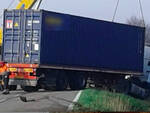 Il camion fuori strada a Ponte Riglio