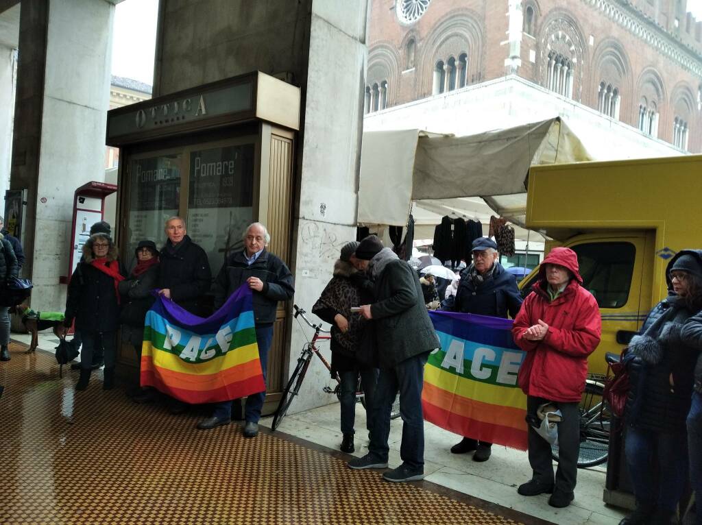 Sit in per la pace in piazza cavalli