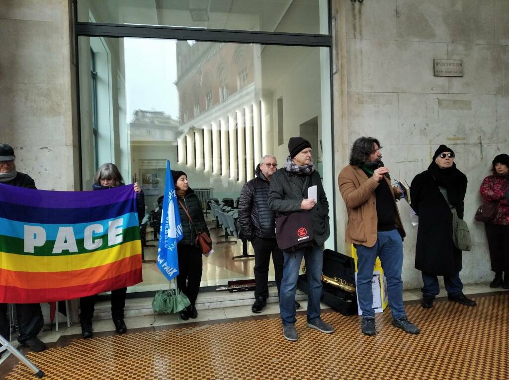 Sit in per la pace in piazza cavalli