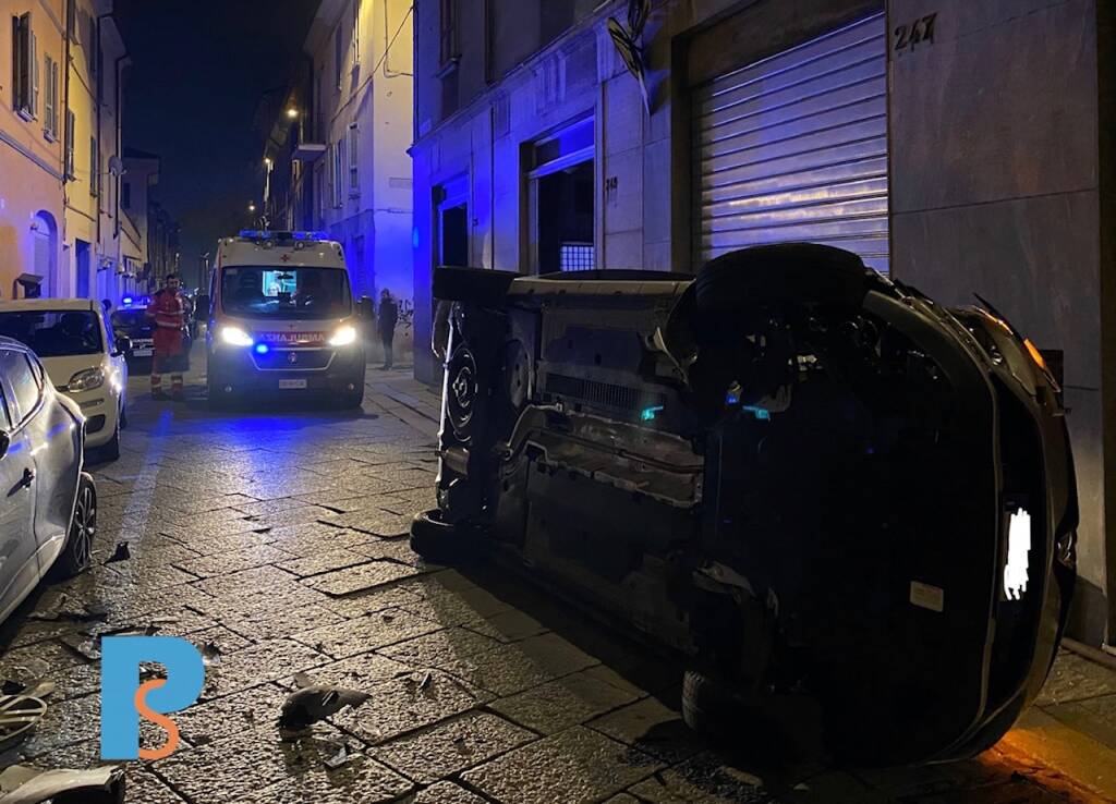 auto ribaltata via roma piacenza croce rossa carabinieri