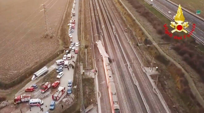 Il treno deragliato nel lodigiano