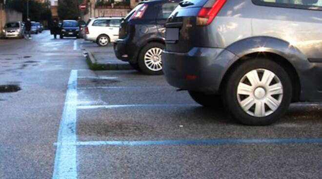 Parcheggi strisce blu