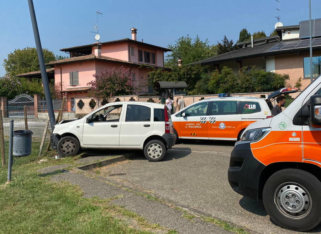 auto contro un palo