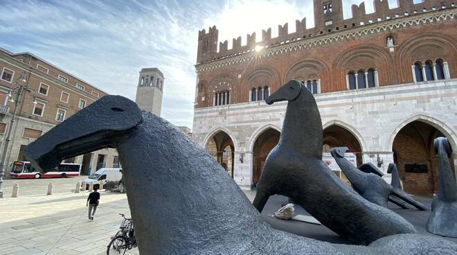 L'installazione di Mimmo Paladino in Piazza Cavalli