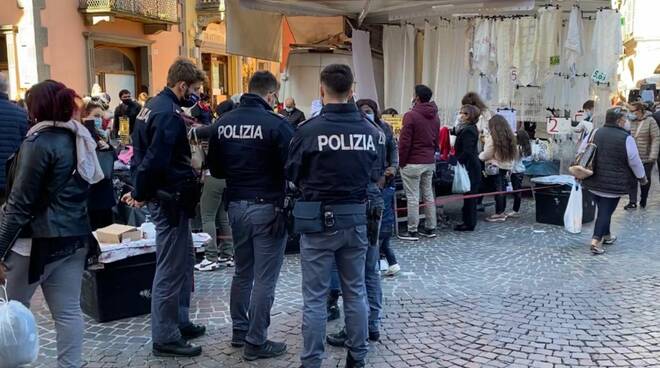 Polizia sul mercato