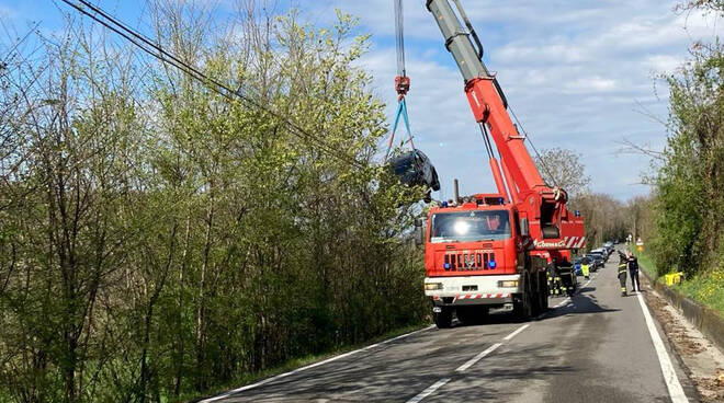 Auto fuori strada a Cisiano