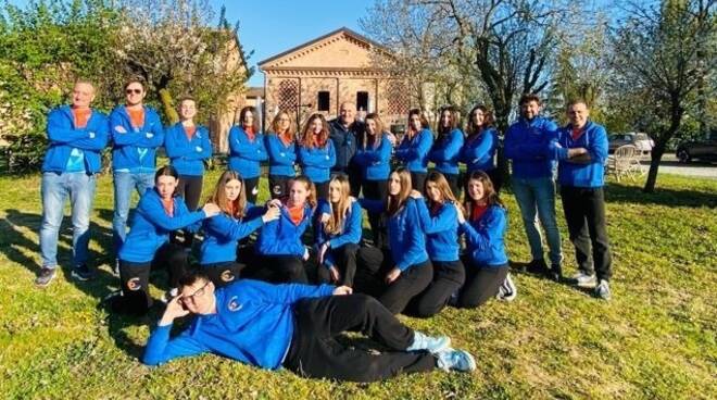 Le ragazze del Cadeo Carpaneto con il presidente Mauro Veneziani, la dirigenza e lo staff tecnico