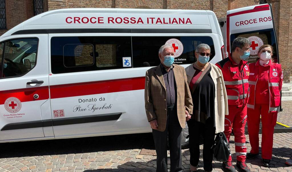 Il nuovo mezzo per il trasporto disabili donato a Croce Rossa