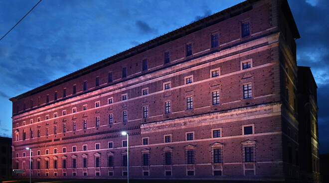 Palazzo Farnese luci viola