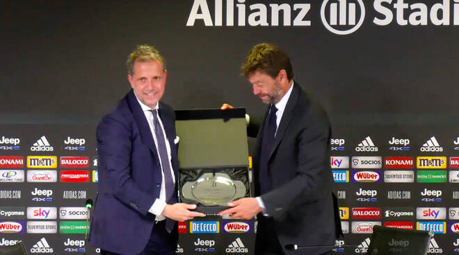 Paratici premiato da Andrea Agnelli