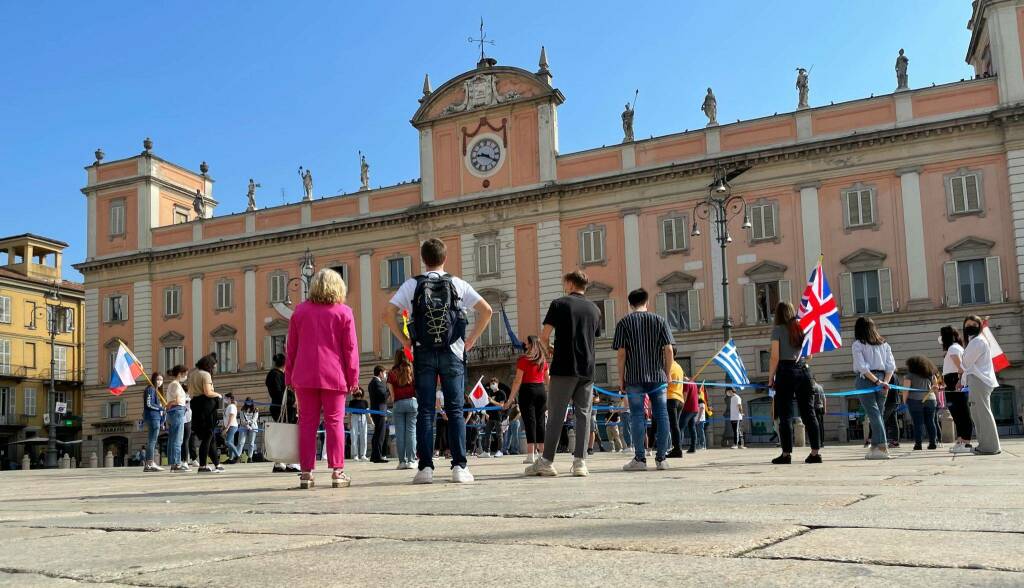 Vaccini senza brevetti, il flash mob degli studenti del "Colombini"