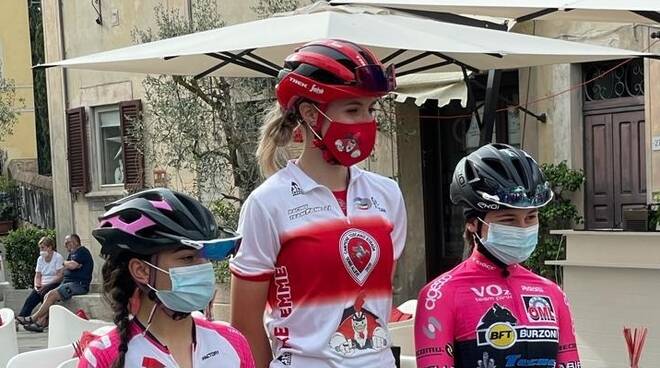 Vittoria Grassi (Ciclismo giovanile VO2 Team Pink) sul podio Allieve a Lajatico