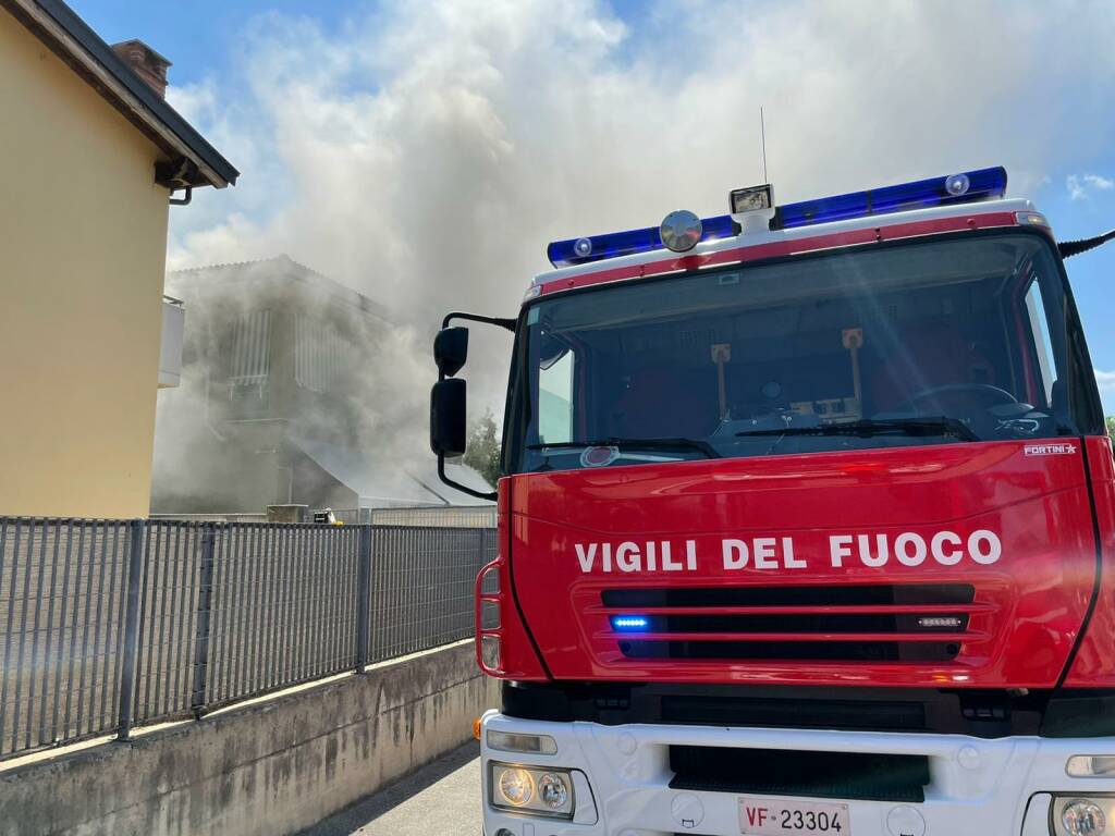 incendio via Emilia Pavese vigili del fuoco